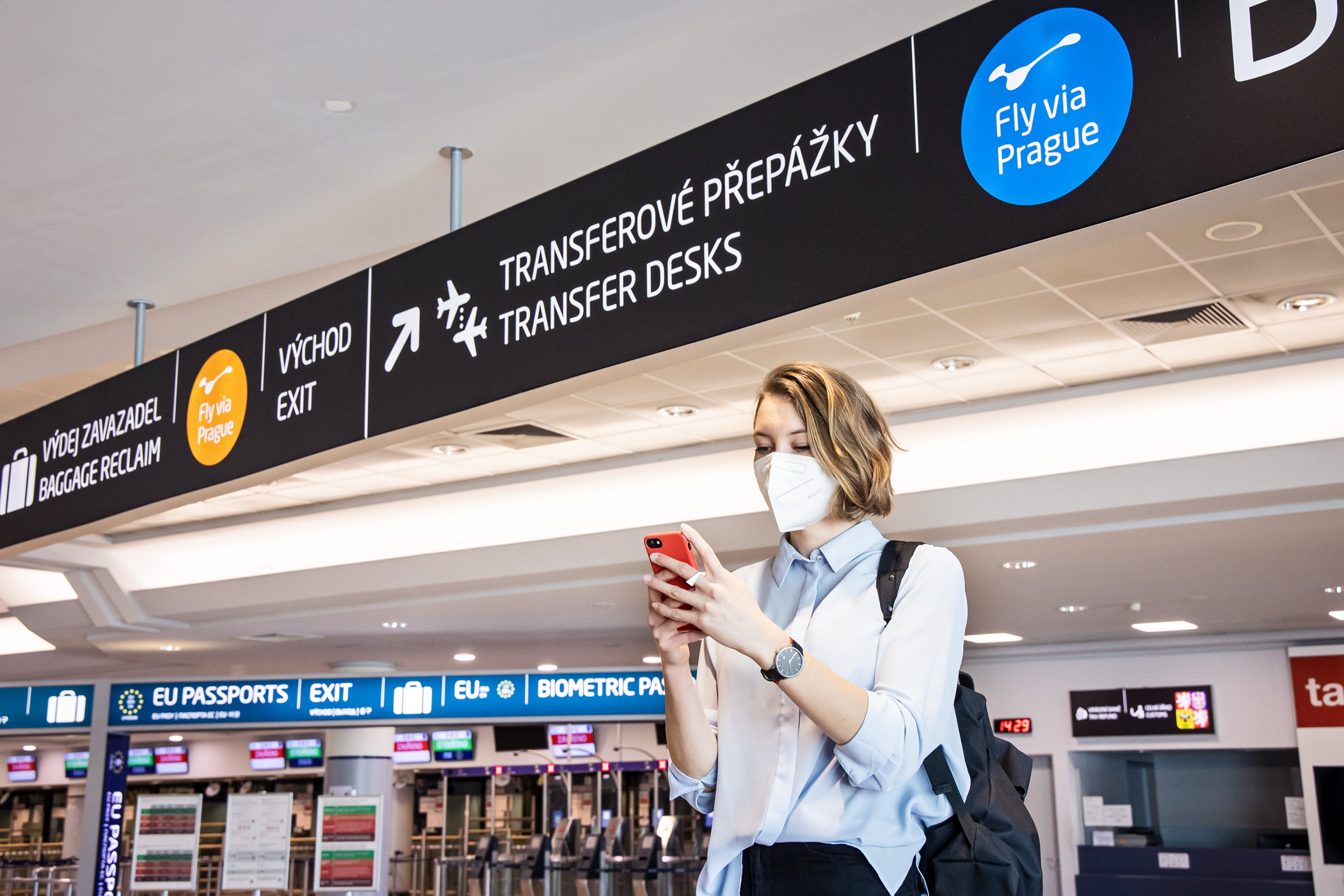 El aeropuerto de Praga lanza el servicio "Fly via Prague" para pasajeros en tránsito y presenta a Kiwi.com como socio principal